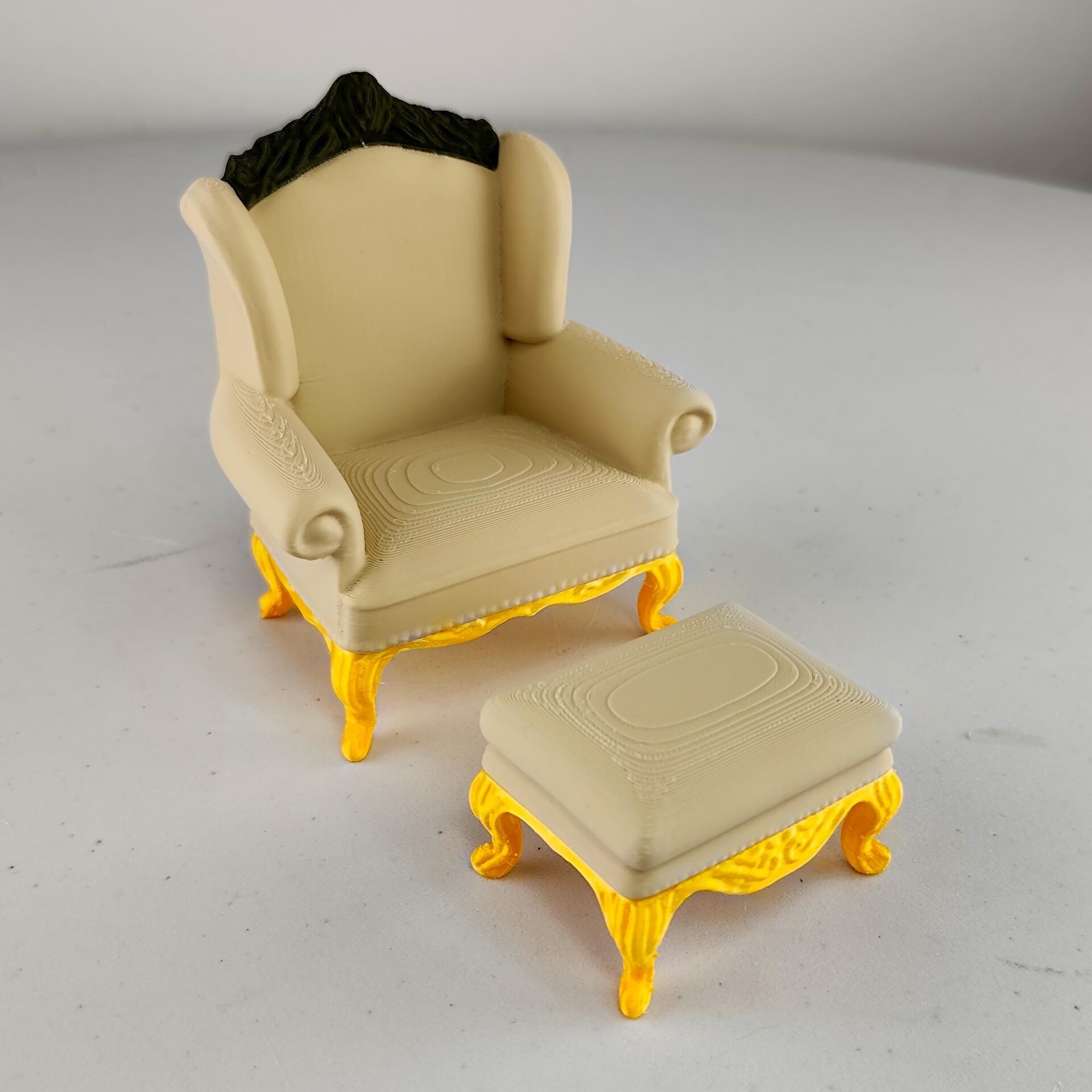 3D-gedruckter 1:12 viktorianischer Sessel und Hocker