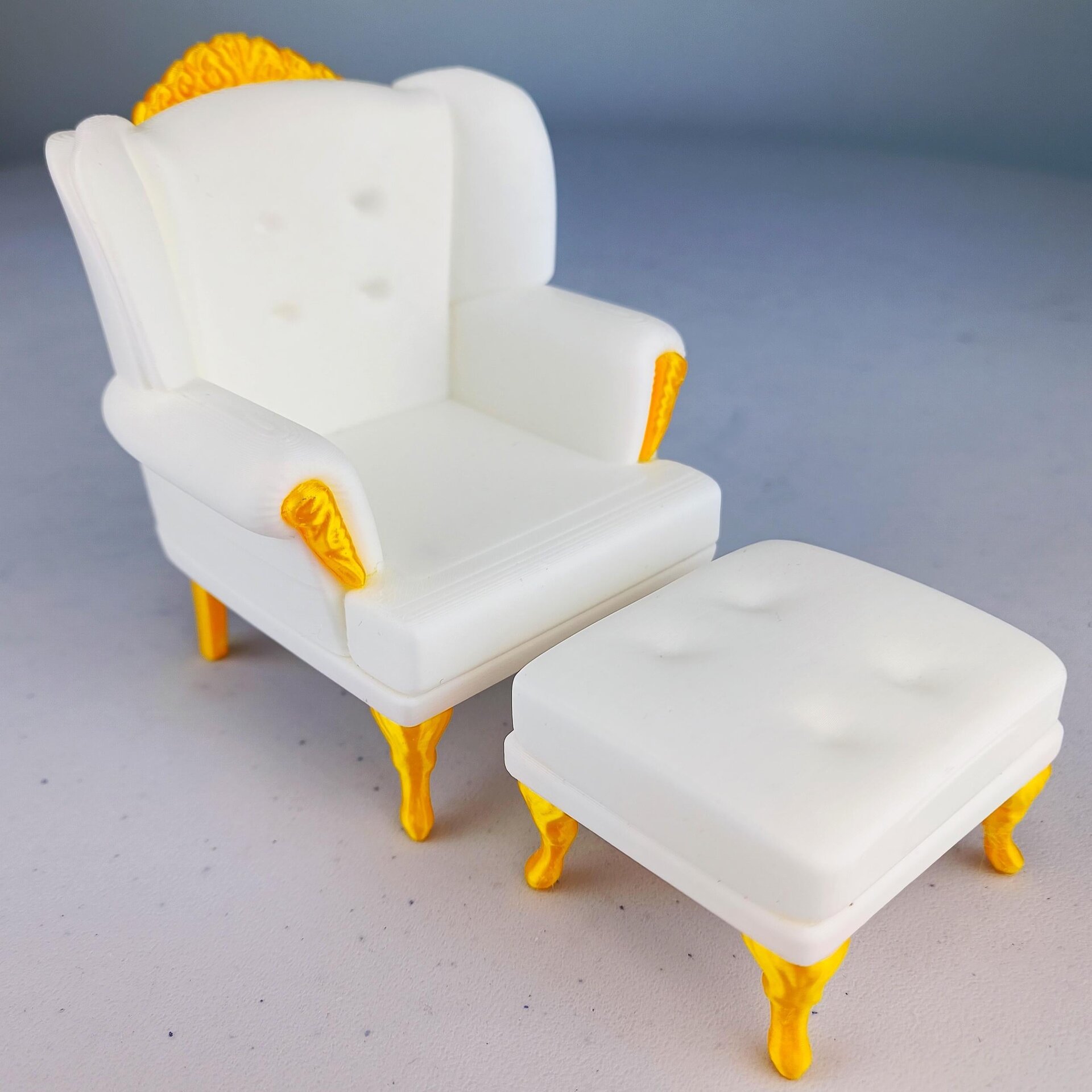 3D-gedrucktes 1:12 viktorianisches Sofa und Hocker