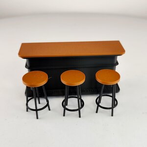 Miniatur-Bartresen-Set im Maßstab 1:12 für Puppenhaus-Bar | Kleine Bar-Möbel Mini-Bar-Szene | Pub & Hocker
